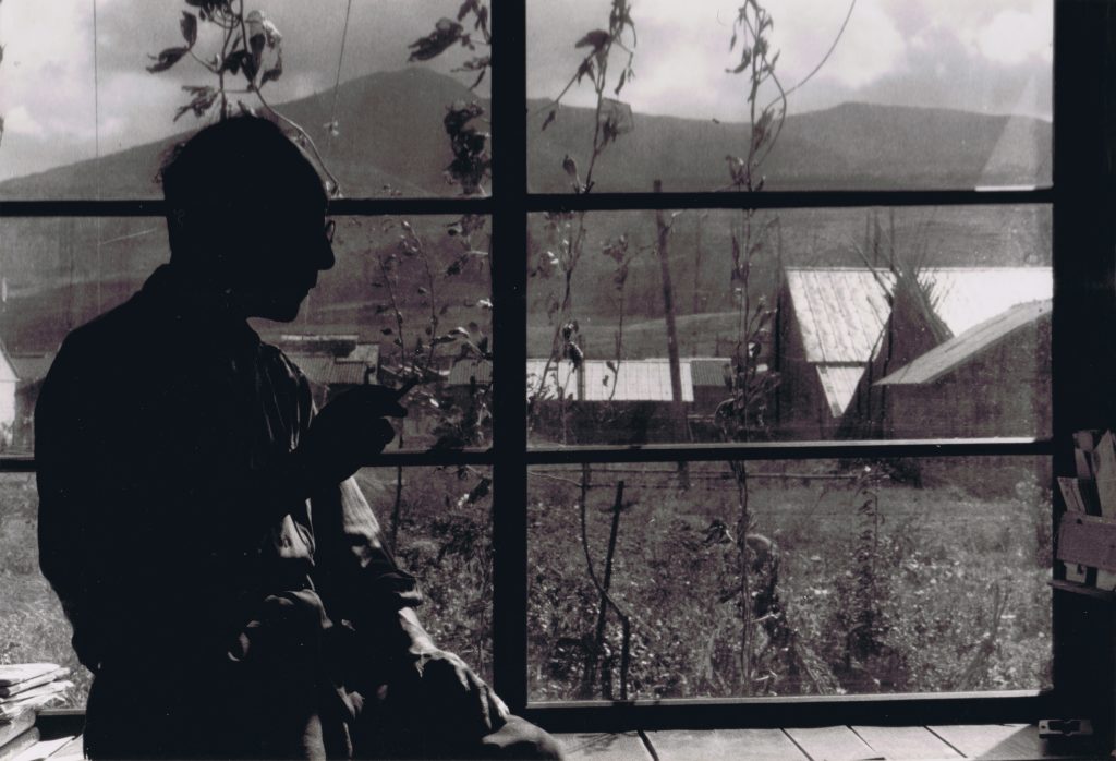 木田金次郎（1960年頃・自宅の窓辺で岩内山を望む）